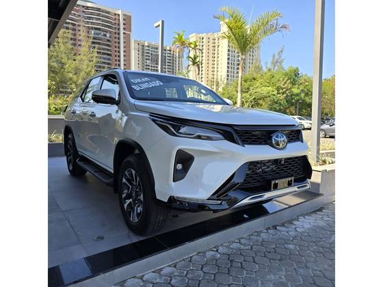 TOYOTA HILUX SW4 2.8 D-4D TURBO DIESEL SRX PLATINUM 7L 4X4 AUTOMÁTICO TOYOTA HILUX SW4 2.8 D-4D TURBO DIESEL SRX PLATINUM 7L 4X4 AUTOMÁTICO